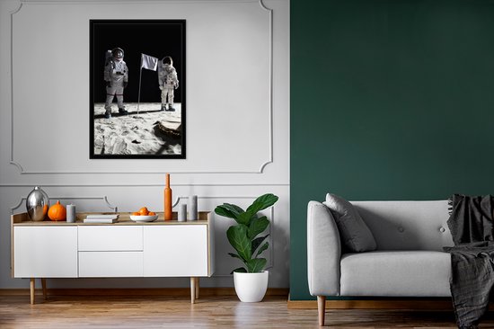Photo encadrée - Cadre photo Deux voyageurs de l'espace sur la lune noir sans passe partout 60x90 cm - Affiche encadrée (Décoration murale salon / chambre)
