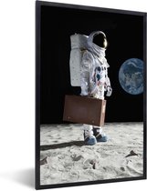 Photo encadrée - Astronaute dans l'espace avec un cadre photo valise 20x30 cm - Affiche encadrée (Décoration murale salon / chambre)
