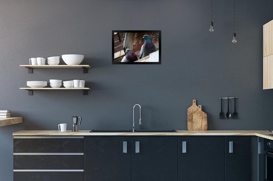 Photo en cadre - Deux pigeons sur le bord d'un cadre photo bâtiment en bois noir 30x20 cm - Affiche sous cadre (Décoration murale salon / chambre)