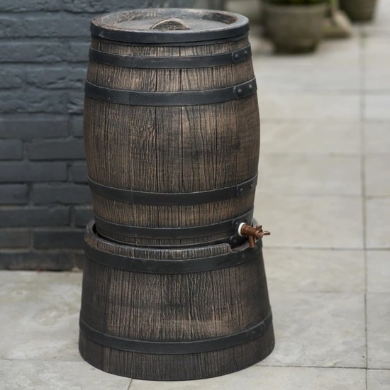 Deux fûts de whisky brun foncé empilés, avec des bandes noires et un robinet.