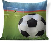 Sierkussens - Kussen - Een illustratie van een voetbal op het veld in het stadion - 45x45 cm - Kussen van katoen