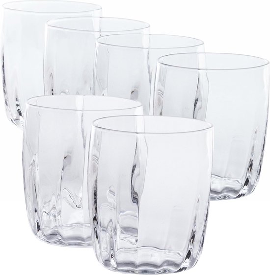 Six verres transparents et nervurés sont côte à côte sur un fond blanc.