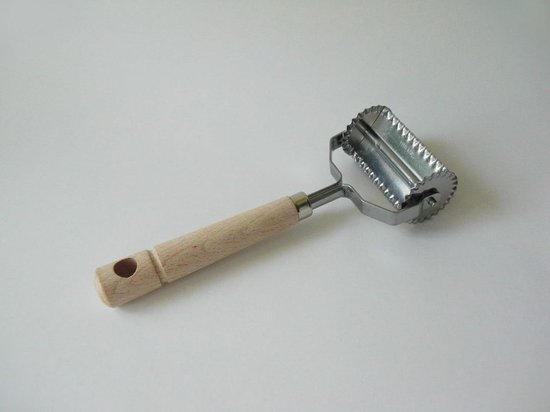 Kit Coupe-raviolis Et Pâtes - 1 Roue + 3 Tampons (rond, Carré, Cœur) - Manche En Bois, Acier Inox - Pour Raviolis, Biscuits, Dumplings - 7