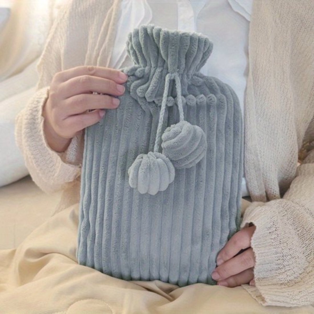 Goedkoopste Bovista Warmwaterkruik - Warmtekruik - Warmtekussen - Kruik - Met Hoes - Warmwaterzak - Knuffel - Bag - Lichtgrijs - 1000ML