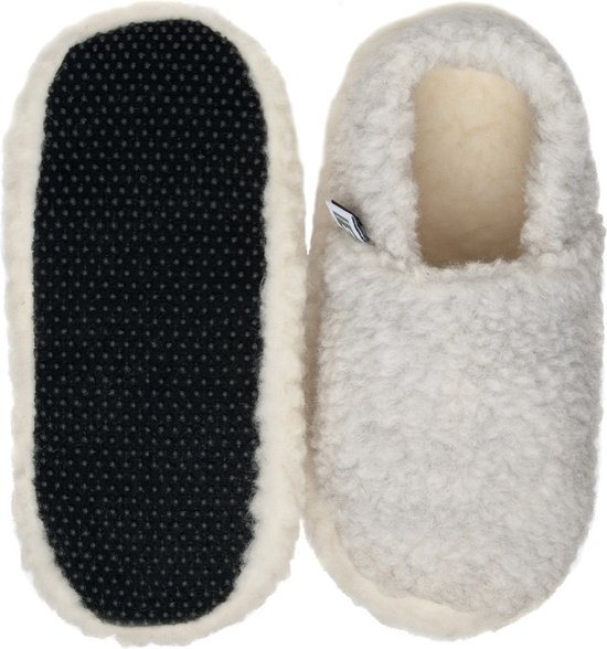 Grijswitte schapenwollen pantoffels, met antislipzool, één pantoffel op zijn zool.