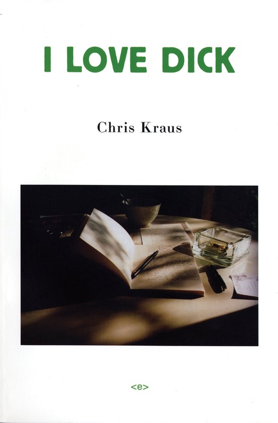 Boekhoes met de tekst "I LOVE DICK" in groen en "Chris Kraus" in zwart. Een open boek met een pen erop ligt op een tafel.