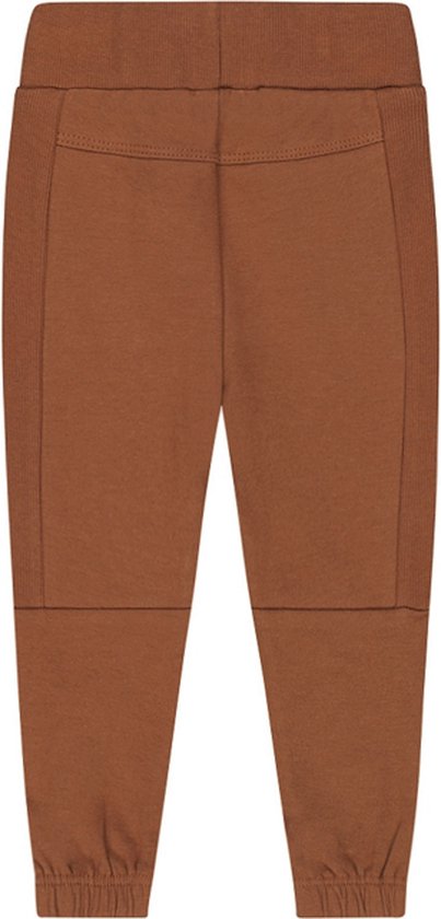 Donkerbruine joggingbroek met elastische tailleband en manchetten. Gestikte naden op de knieën.