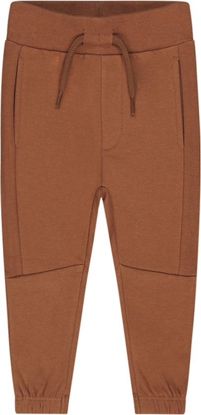 Donkerbruine joggingbroek met trekkoord, elastische tailleband en manchetten. Gestikte naden op de knieën.