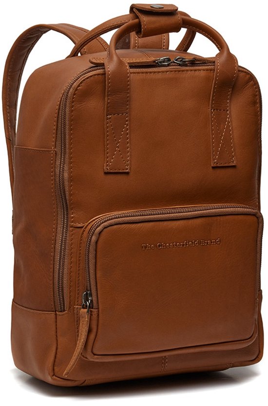 Bruine leren rugzak met ritssluiting, handvatten en een voorvak met het logo 'The Chesterfield Brand'.