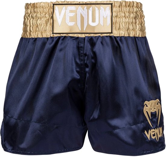 Marineblauwe satijnen Muay Thai shorts met gouden elastische tailleband en gouden Venum-slanglogo op de linkerpijp.