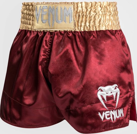 Bordeauxrode satin shorts met gouden tailleband en Venum-logo op de rechterpijp.