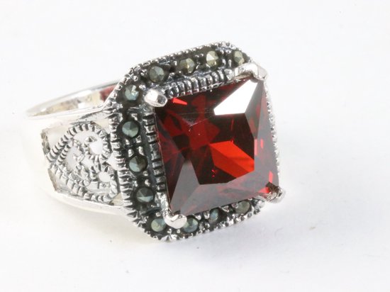 Bague en argent ajouré avec grenat et marcassite - taille 16