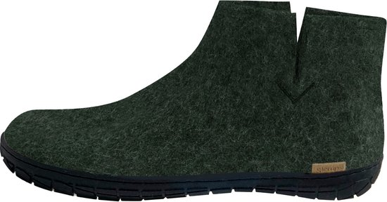 Donkergroene Glerups enkellaars pantoffel van vilt, met zwart rubberen zool en een label.