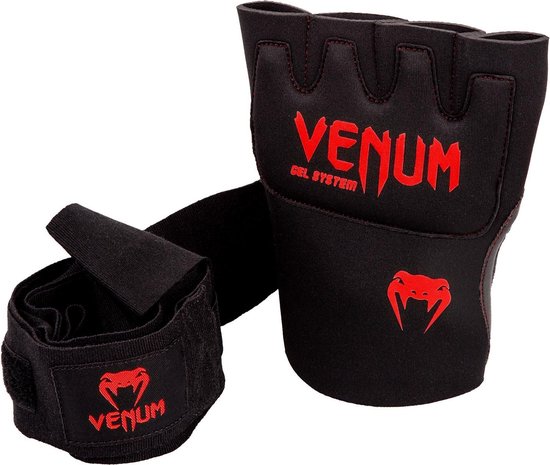 Zwarte Venum handschoen met rode 'Venum' logo's, rode stiksels en een losse polsband.