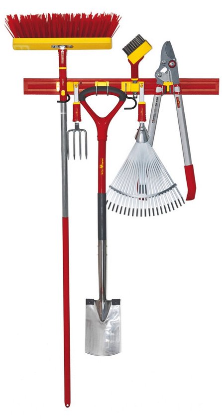 Een rode gereedschaprail met bezem, spade, hark, snoeischaar en handhark.