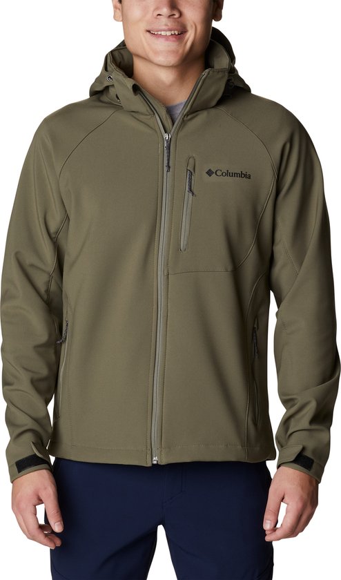 Man in olijfgroene Columbia softshell jas met rits en Columbia logo.