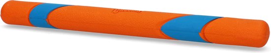 Een ronde, oranje apporter stick met blauwe, gedraaide accenten.