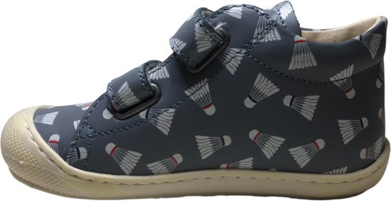 Blauwe leren sneaker met klittenbandsluiting en een all-over print van witte badmintonshuttles met rode en blauwe accenten.