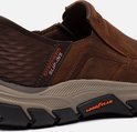 Detail van bruine Skechers Slip-ins met Goodyear zool en oranje 'Slip-ins' logo.