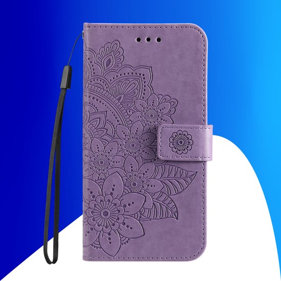 Étui de téléphone violet avec relief floral et dragonne, fermé.