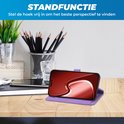 Étui portefeuille violet en similicuir en position de support sur un bureau en bois, avec un smartphone.