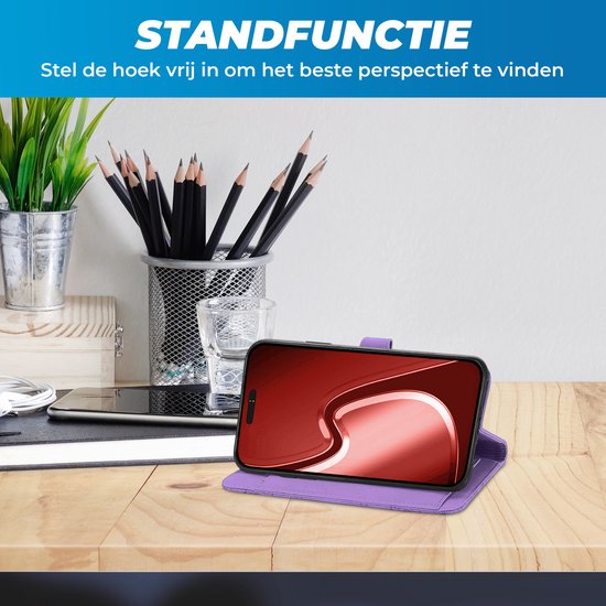 Étui portefeuille violet en similicuir en position de support sur un bureau en bois, avec un smartphone.