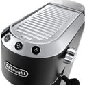Close-up van de bovenkant van een zwarte De'Longhi pistonmachine met chromen rand, inclusief bedieningsknoppen.