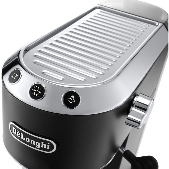 Close-up van de bovenkant van een zwarte De'Longhi pistonmachine met chromen rand, inclusief bedieningsknoppen.