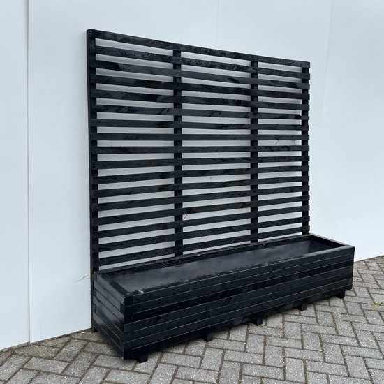 Zwarte houten plantenbak met een hoog, decoratief klimrek.