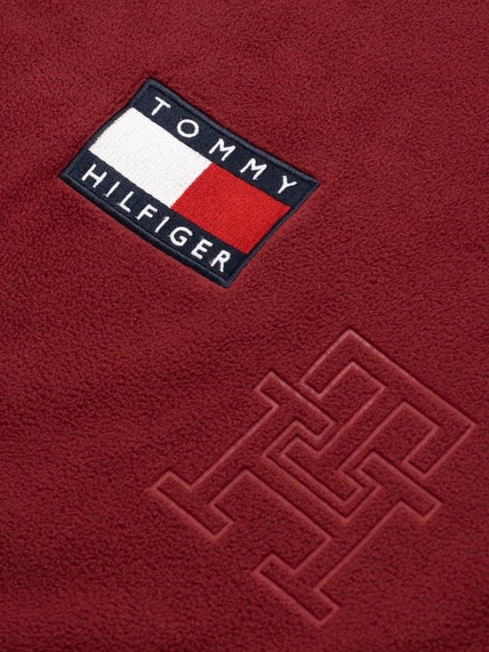 Rode deken met Tommy Hilfiger logo en TH monogram.