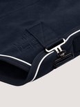 Donkerblauwe deken met TH monogram, witte bies en gesp.