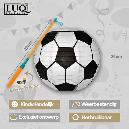 Een papieren voetballampion met stokje, maten en functies.