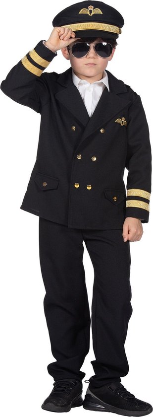 Garçon en costume de pilote, veste noire avec rayures dorées sur les manches, pantalon noir, casquette et lunettes de soleil, main sur la casquette.