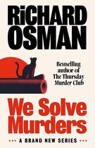 Boek "We Solve Murders" van Richard Osman, met een zwarte kat op een bankje.