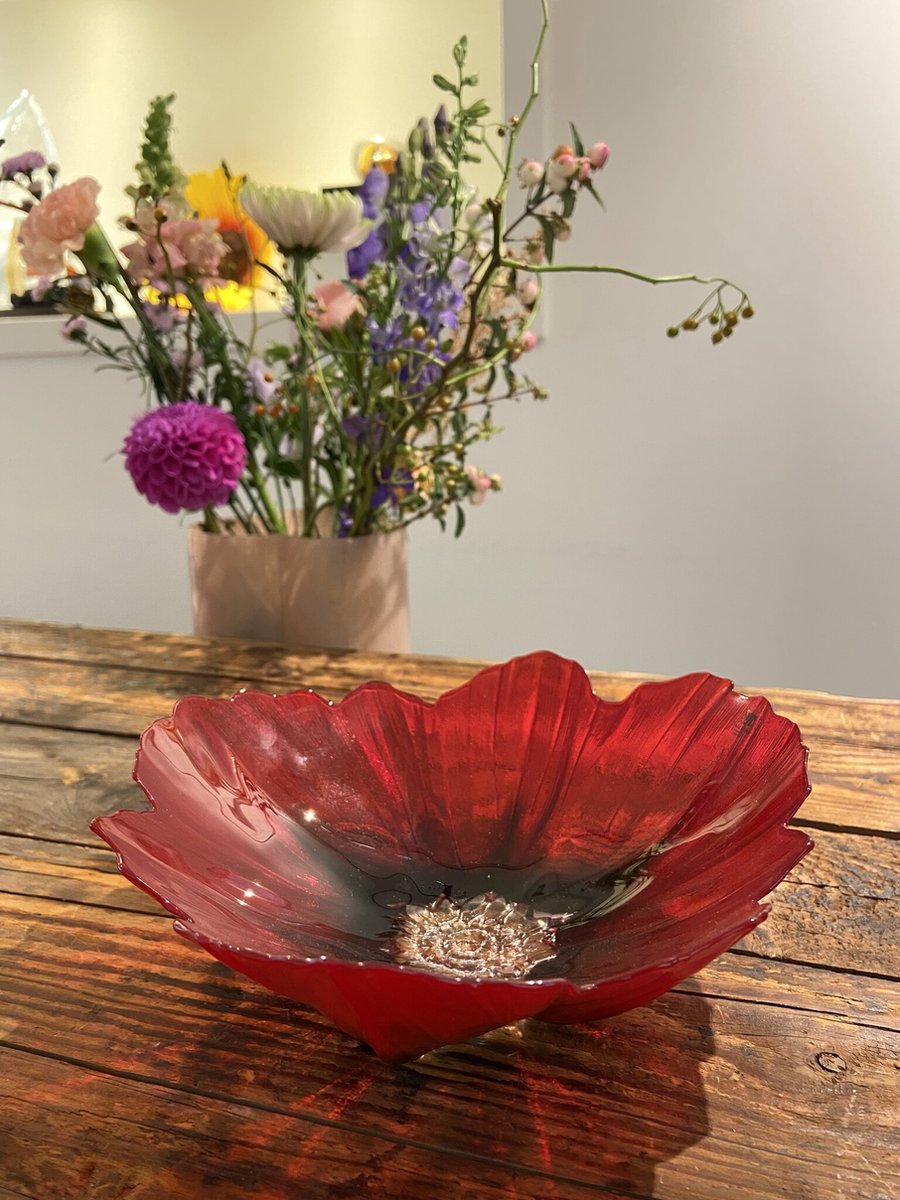 Dieprode kristallen schaal van Mats Jonasson – handgemaakt designobject van 19 cm met helder kristallen kern