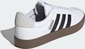 Witte Adidas VL Court 3.0 sneaker, achterkant, met zwarte strepen en bruine zool.