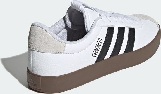 Witte Adidas VL Court 3.0 sneaker, achterkant, met zwarte strepen en bruine zool.