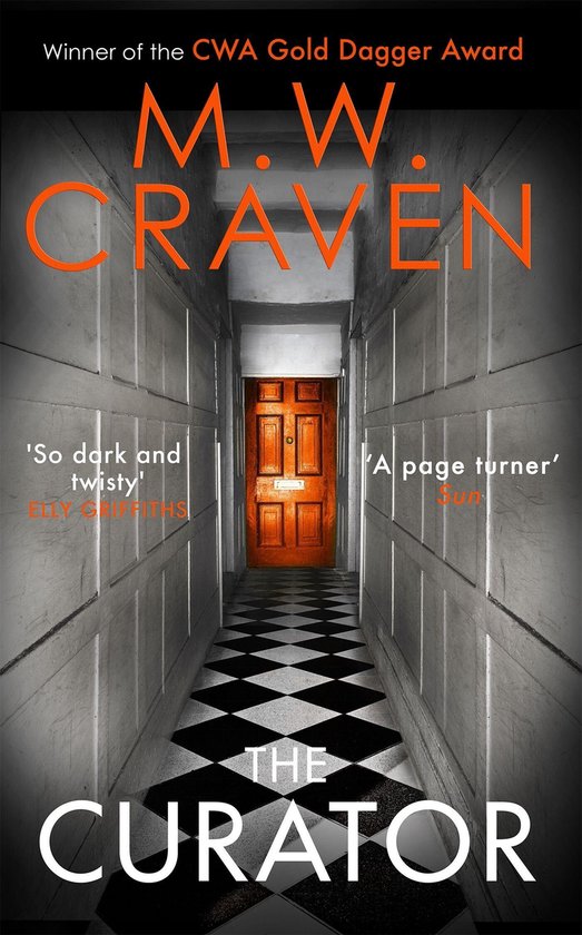 Boek met de titel 'The Curator' van M.W. Raven. Een gang met zwart-wit geblokte vloer leidt naar een houten deur.