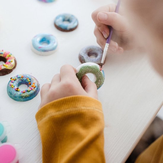 Totum Donut Factory knutsel koffertje - donuts gips gieten en schilderen - creatief speelgoed meisjes en jongens vanaf 5 jaar knutselen cadeautip