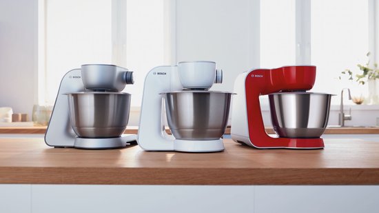 Trois robots de cuisine Bosch : deux argent/blanc, un rouge/blanc.