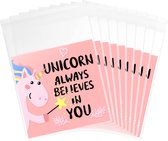 Roze uitdeelzakjes met eenhoornillustratie en de tekst "UNICORN ALWAYS BELIEVES IN YOU".