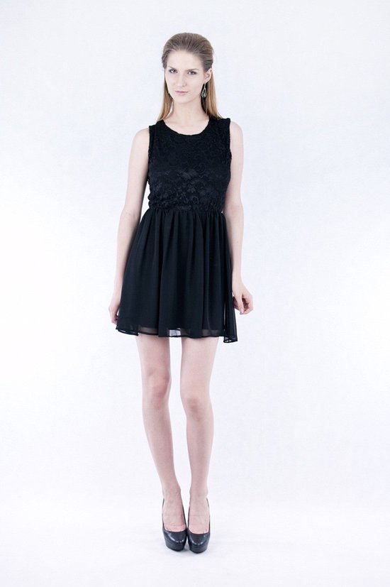 Mini-robe noire en dentelle et mousseline