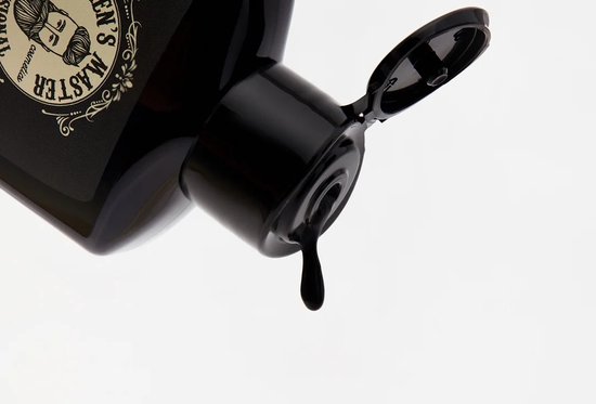 Sluiting van een fles Men's Master Repigmenting Gray Hair Shampoo, met een druppel zwarte vloeistof.