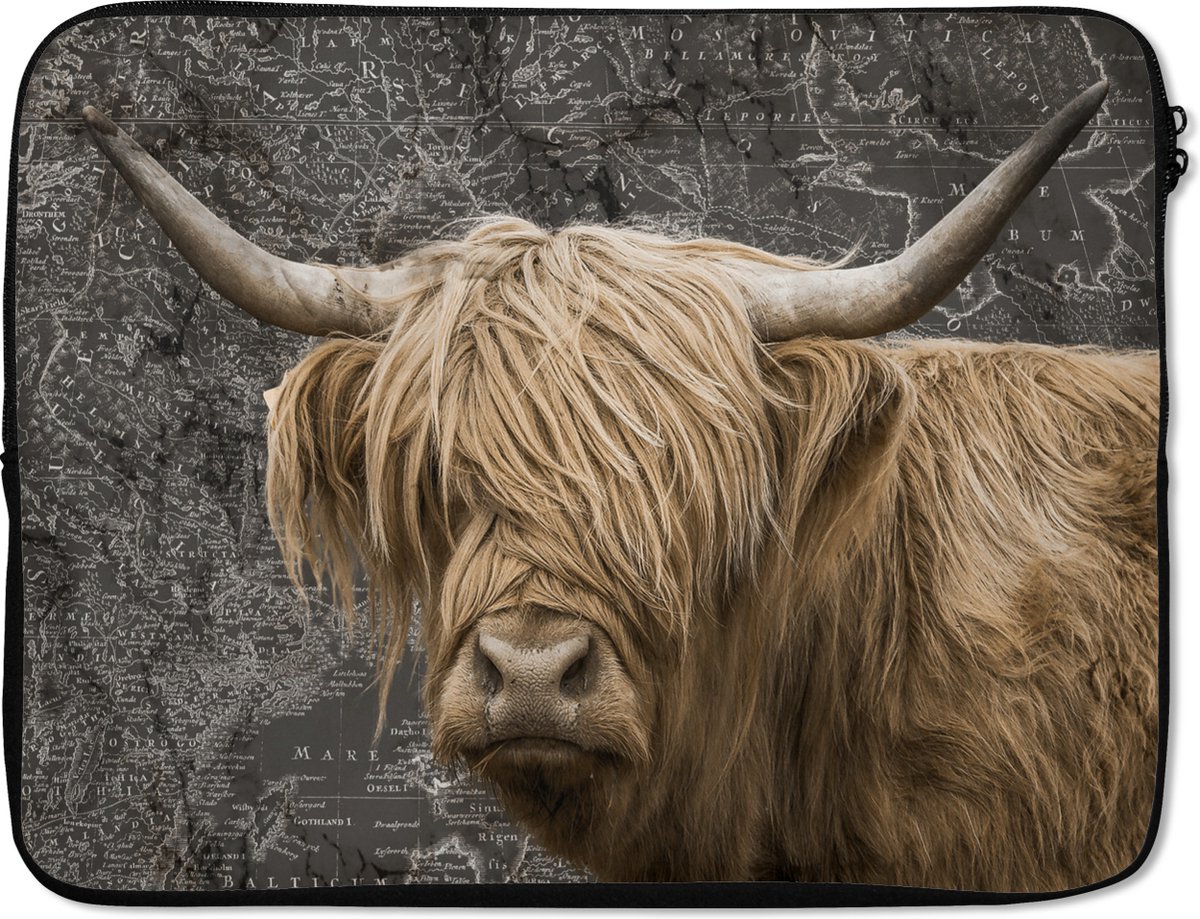 Laptophoes 17 inch - Wereldkaart - Dieren - Schotse hooglander - Laptop sleeve - Binnenmaat 41x28 cm - Zwarte achterkant