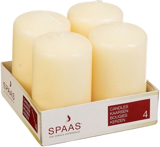 Spaas set van 4 ivoorkleurige stompkaarsen, D5 x H8 cm. Tekst op verpakking: SPAAS, CANDLES, KAARSEN, BOUGIES, KERZEN.