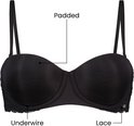 Zwarte voorgevormde BH met kanten onderkant en afneembare bandjes. Gelabeld 'Padded', 'Underwire', 'Lace'.