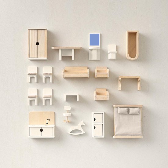 19-delige set houten poppenhuismeubels in naturel houtkleur: kasten, bed, banken, tafel, stoelen en keuken.