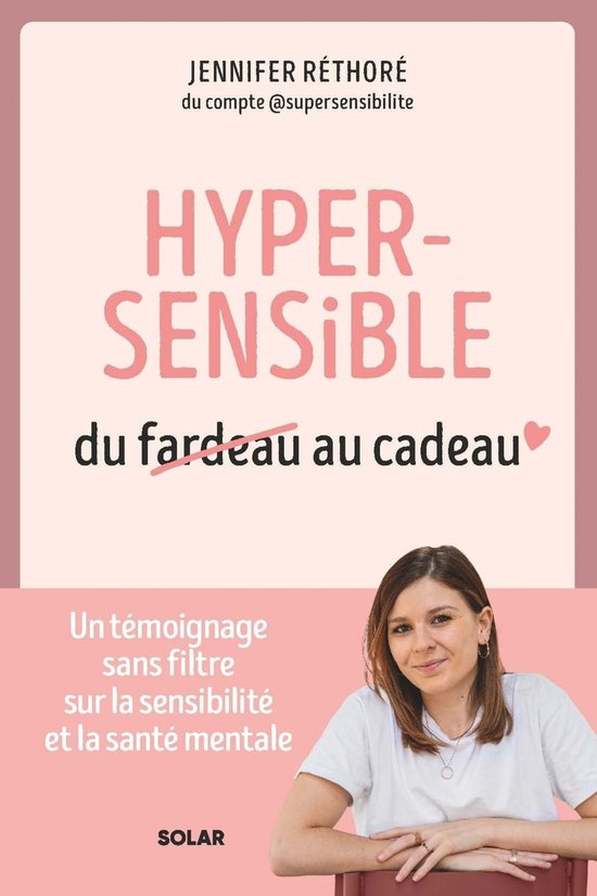 Livre 'Hypersensible, du fardeau au cadeau' de Jennifer Réthoré. Une femme aux cheveux bruns sourit. Texte : HYPER-SENSIBLE du fardeau au cadeau.