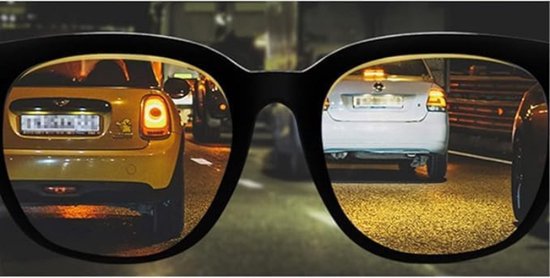 Gele glazen van een bril tonen een nachtelijke straat met gele en witte auto's.