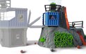 Speelgoed vulkaan met kraan, brug, containerhut met figuur en klimop.